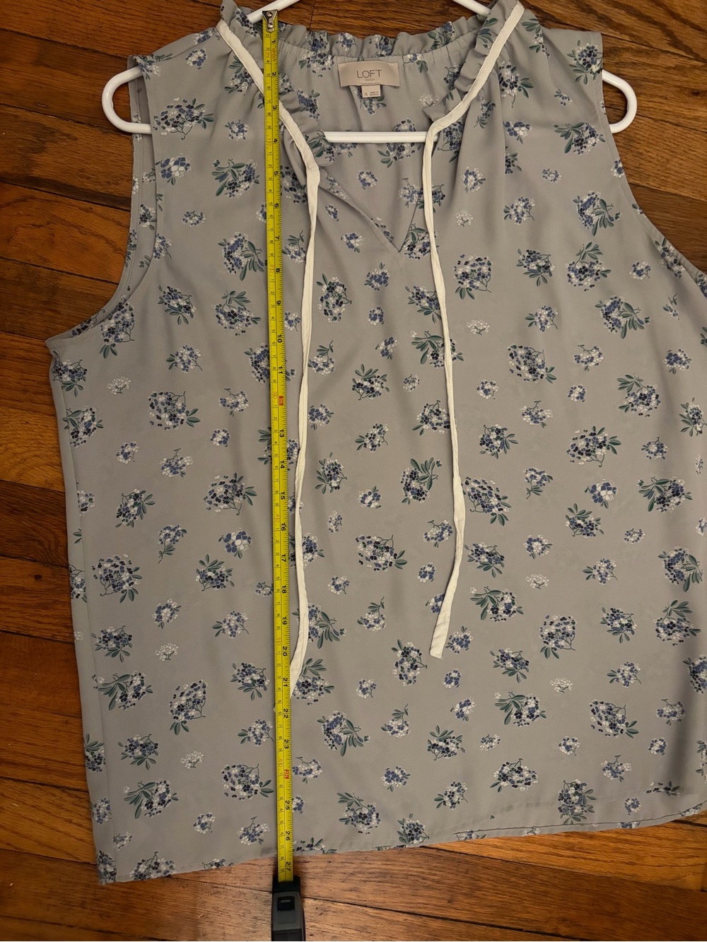 LOFT outlet Light Gray xL Sleeveless Floral Tie-Neck tank blouse. Blue flowers